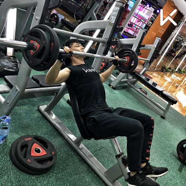 聚会就是在一起在健身房里撸铁9499今天去东哥的地盘推胸_keep