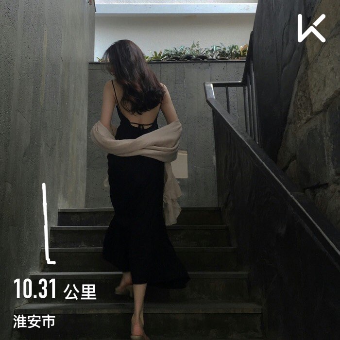 动作要领:双脚并拢,双膝微屈 欢迎来keep跟拍挑战,我～等你来战