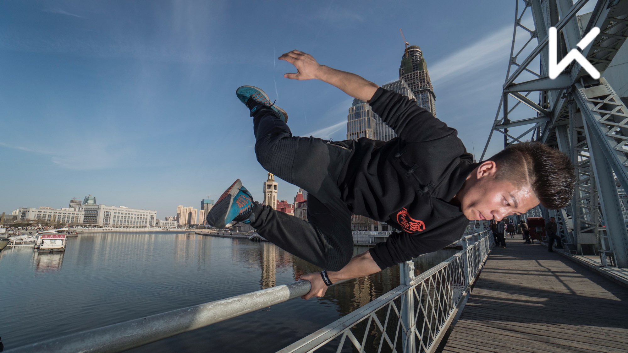 虽然跑酷是一项强调个人能力的运动,但是我们把"一起开始,一起结束"