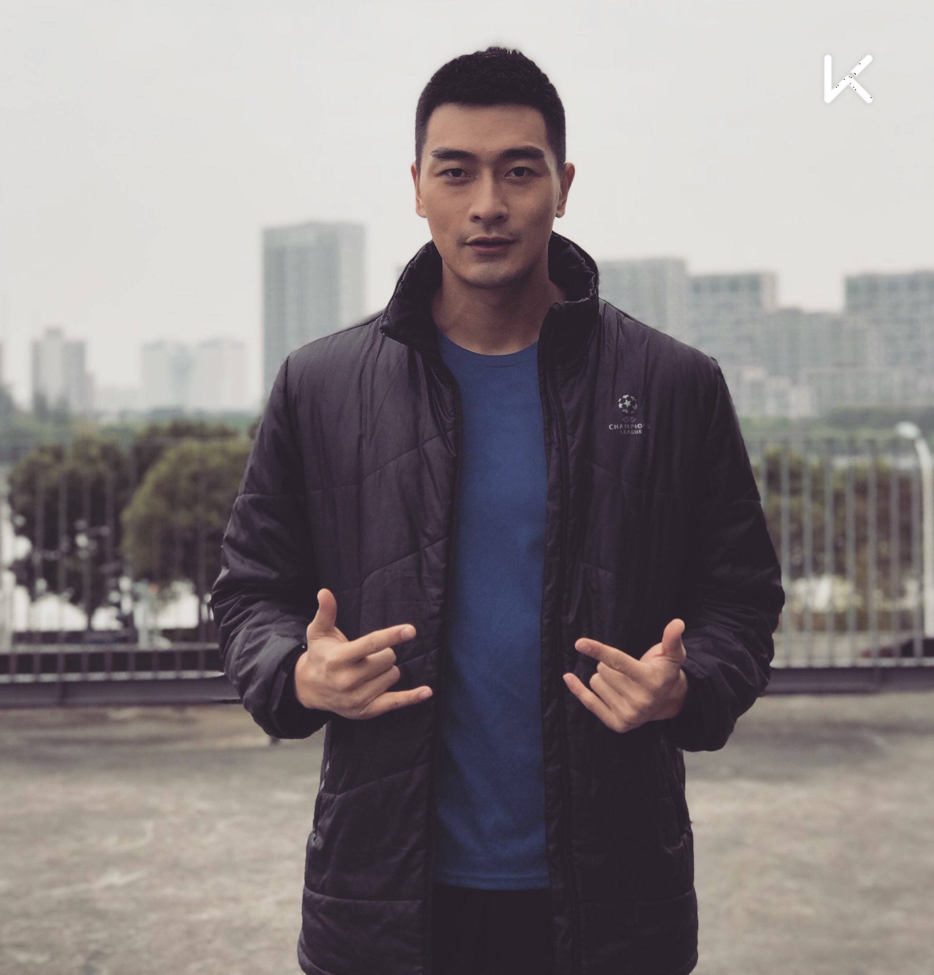 早晨的温度只有8度,一把鼻涕一把泪,但我们是很有职业精神的.