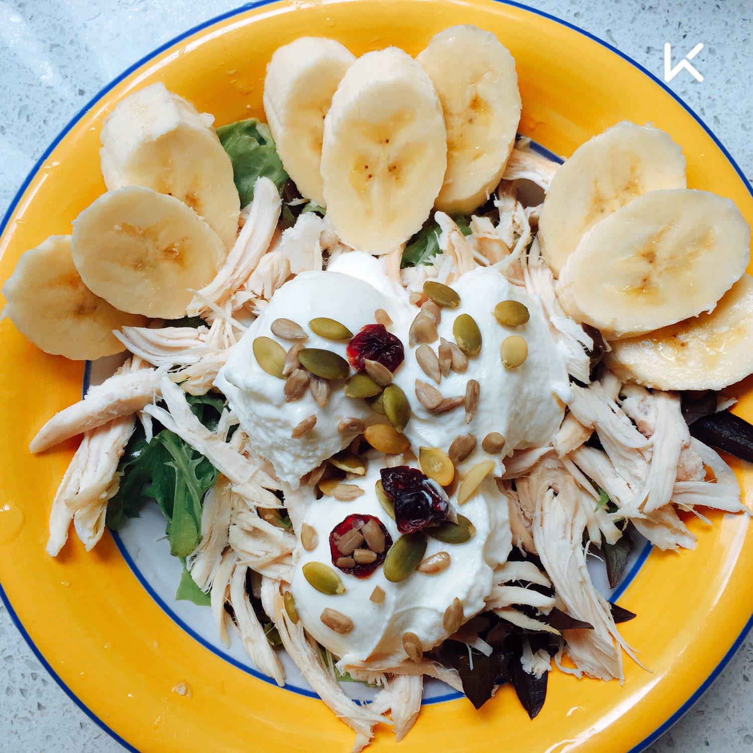 买无糖的,酸酸甜甜,再配上不同食材的口感,不用添加任何其生菜拌酸奶