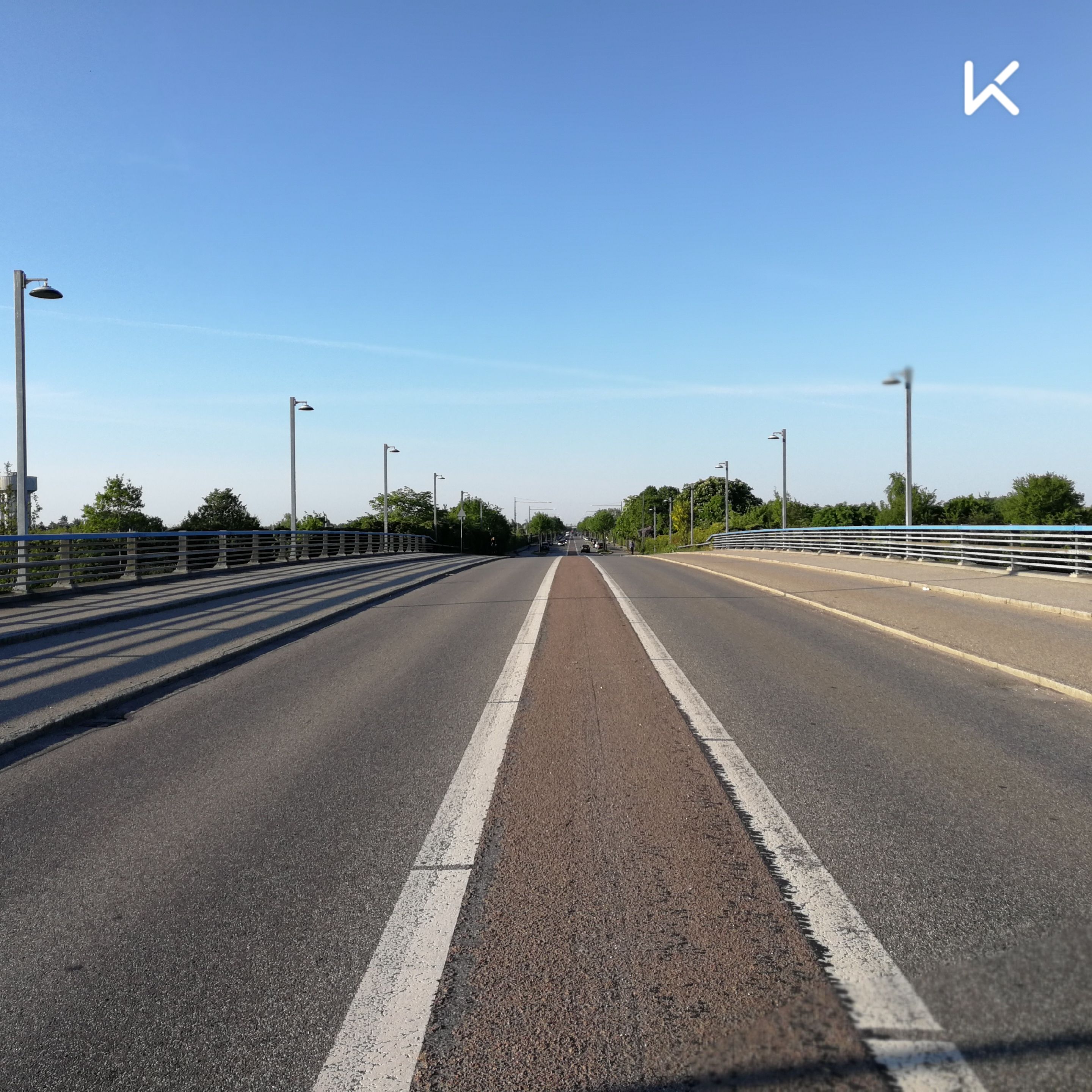 建筑工地上大哥欢快的听着音乐,杆子上神气的屁精,最爱大马路