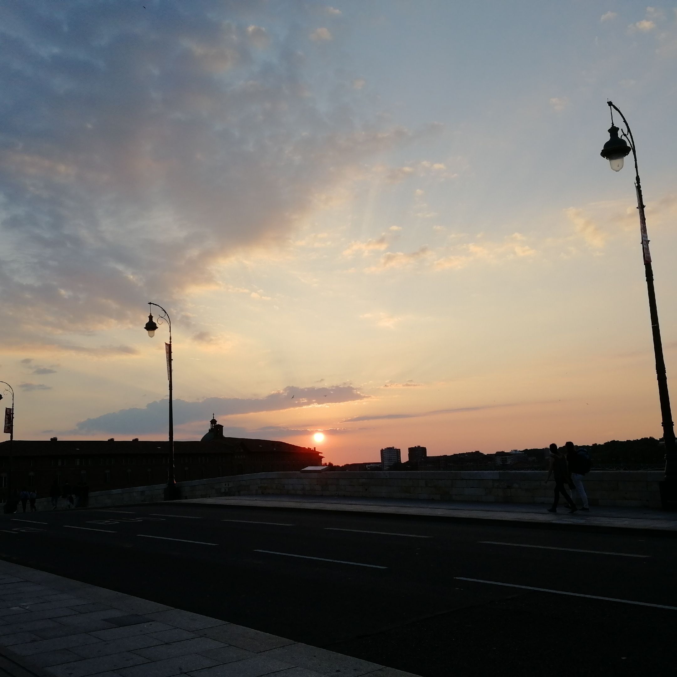 9点太阳不落山 热死我了