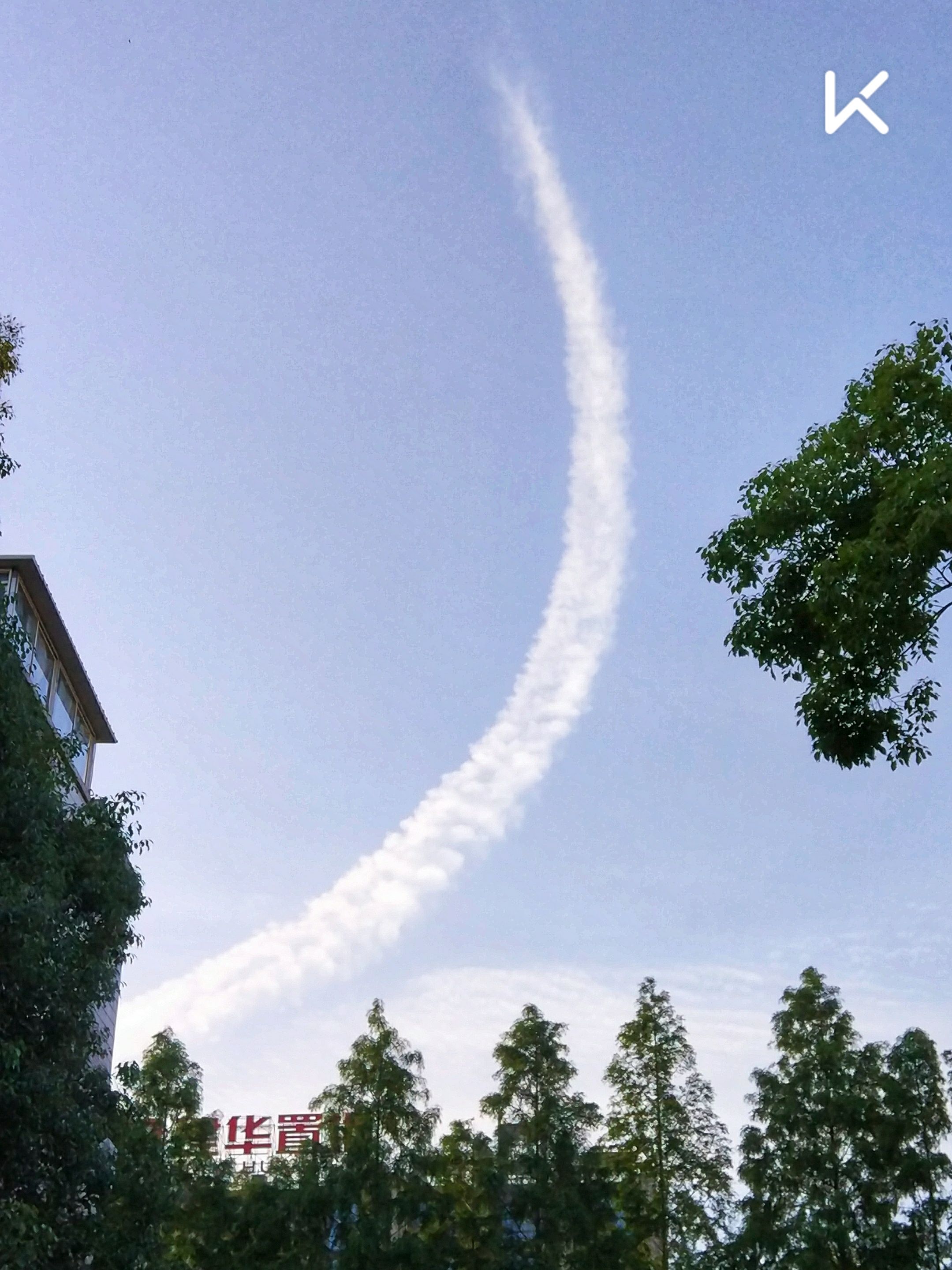 谁持白练当空舞,魔都天空今现美丽"分割线"～航迹