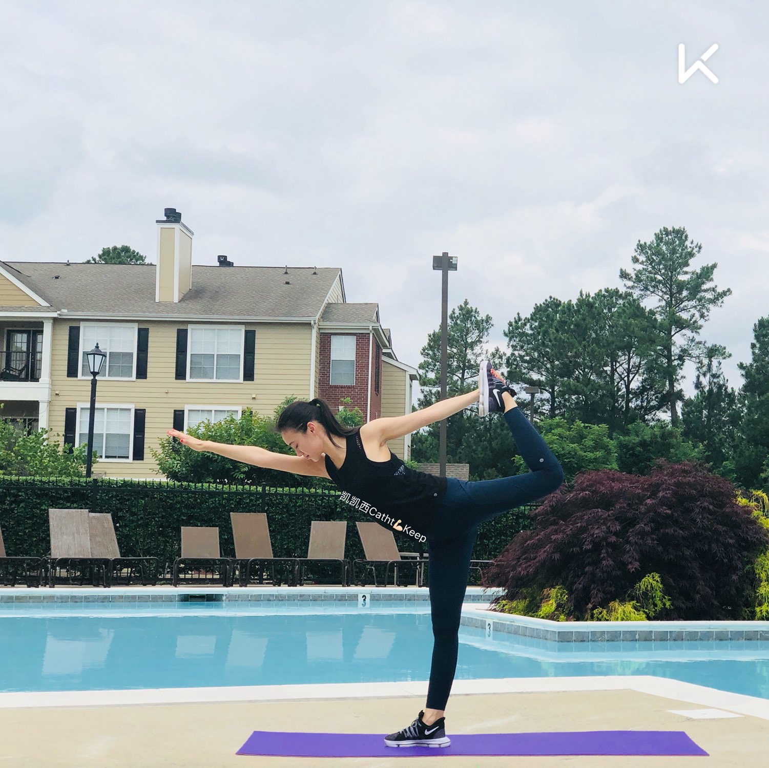 膝盖自然放松微,手臂转圈时腿部也会随着自然的上下韵动,双臂展开