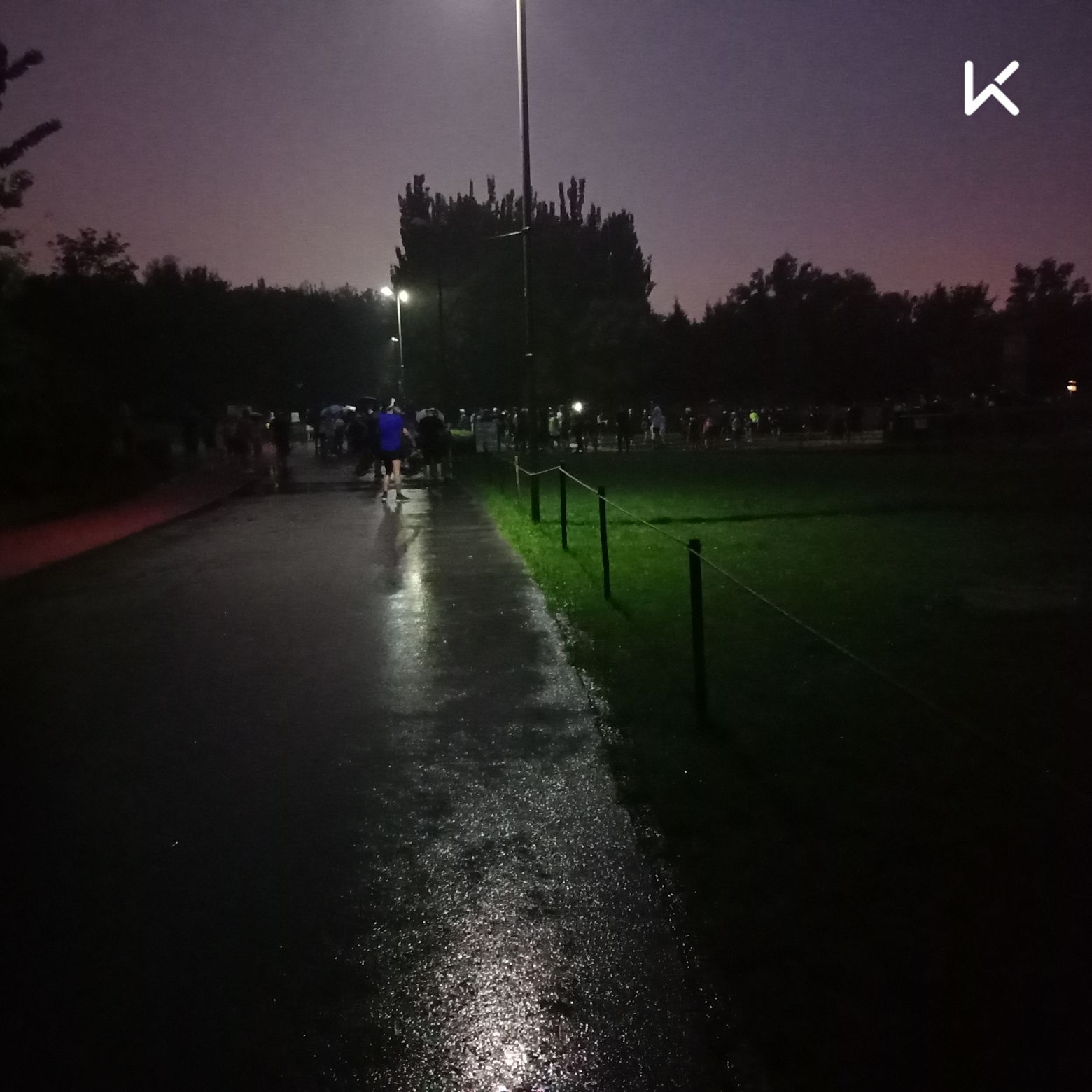 淋雨走路图片,走路图片_大山谷图库