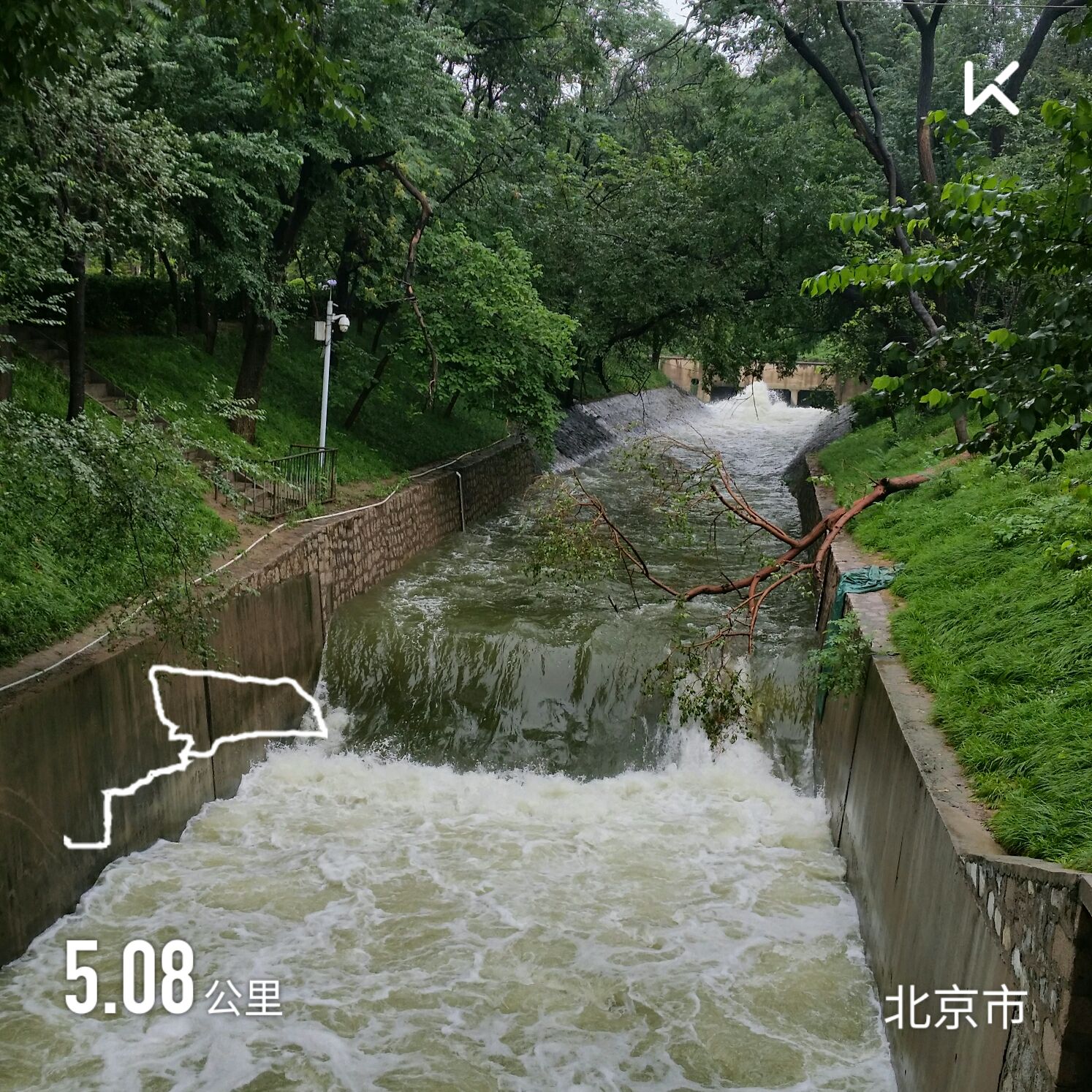 雨中跑步挺爽的一件事情,不過雨太大的話,鞋子受不了,恰當不易!