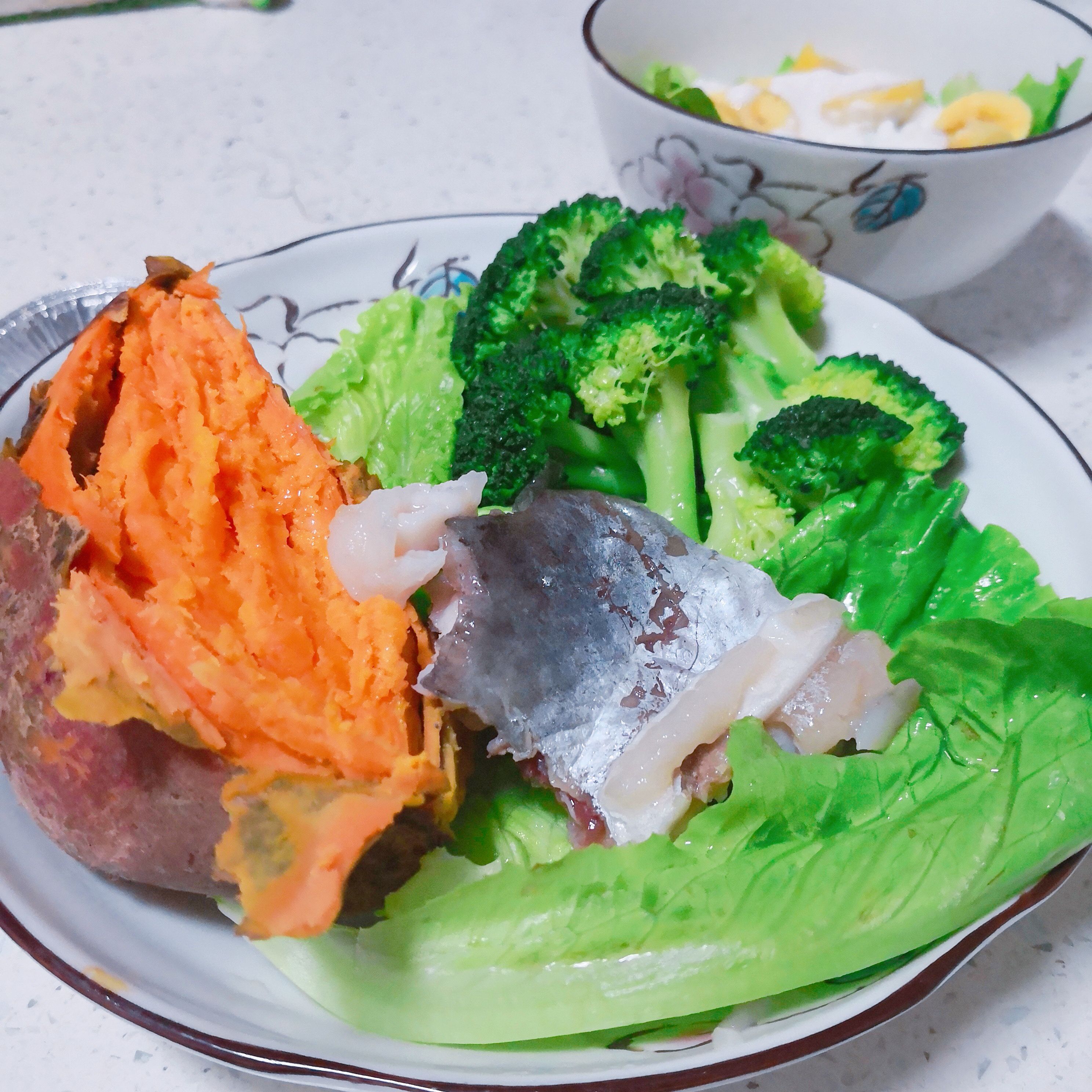 電飯鍋蒸紅薯 一大塊魚肉 蛋撻 西蘭花 生菜 酸奶沙拉 2018.10.13