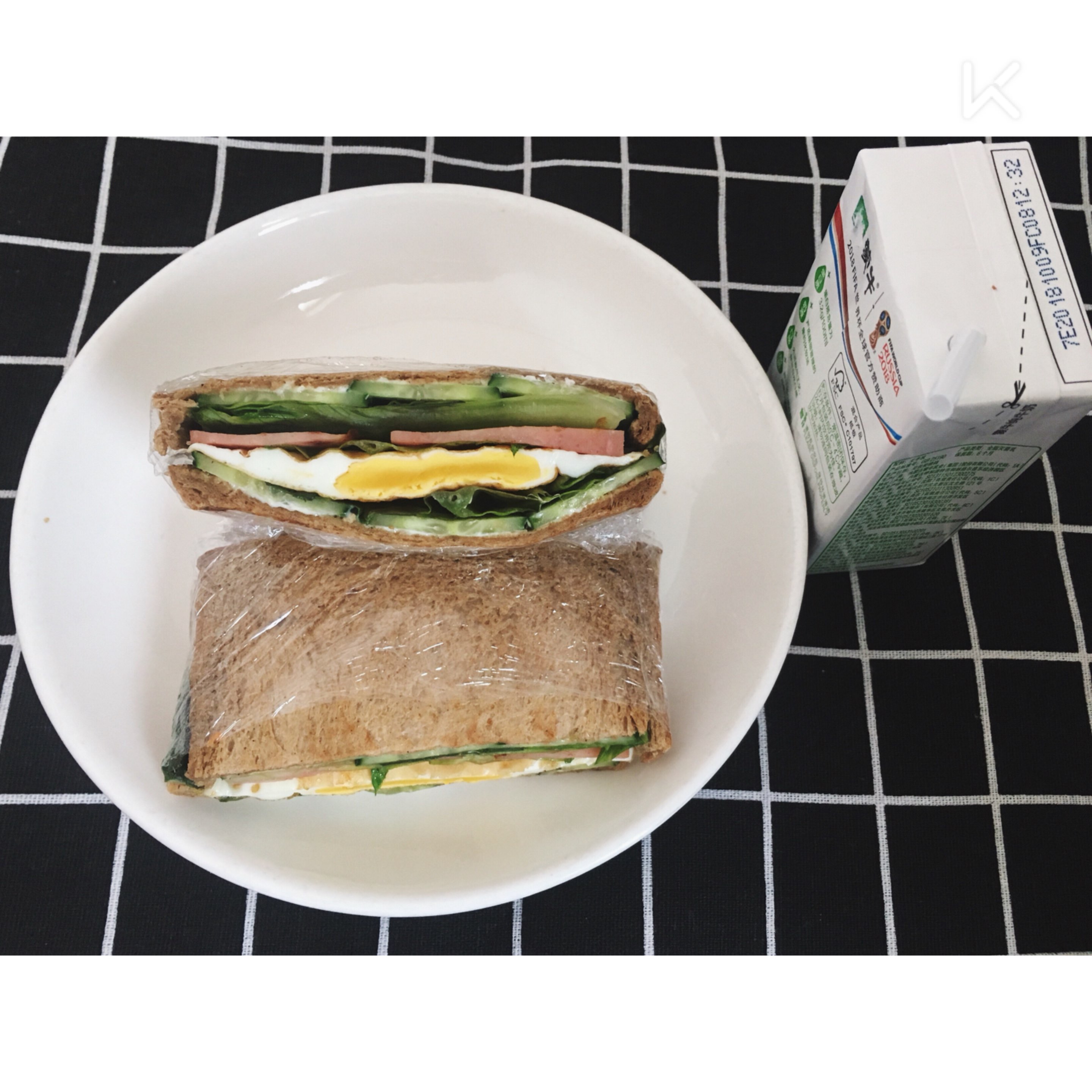 对我来说,早餐是一定要吃饱,吃好的～ 今日早餐:自制三明治牛奶