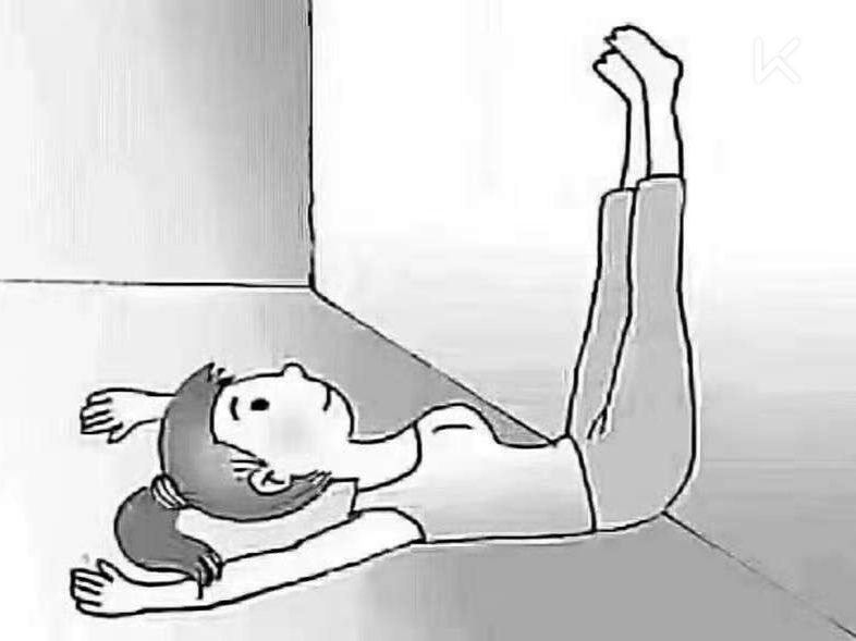 每天靠墙抬脚15分钟让你意想不到的好处 1.促进肝解毒,肾排毒 2.