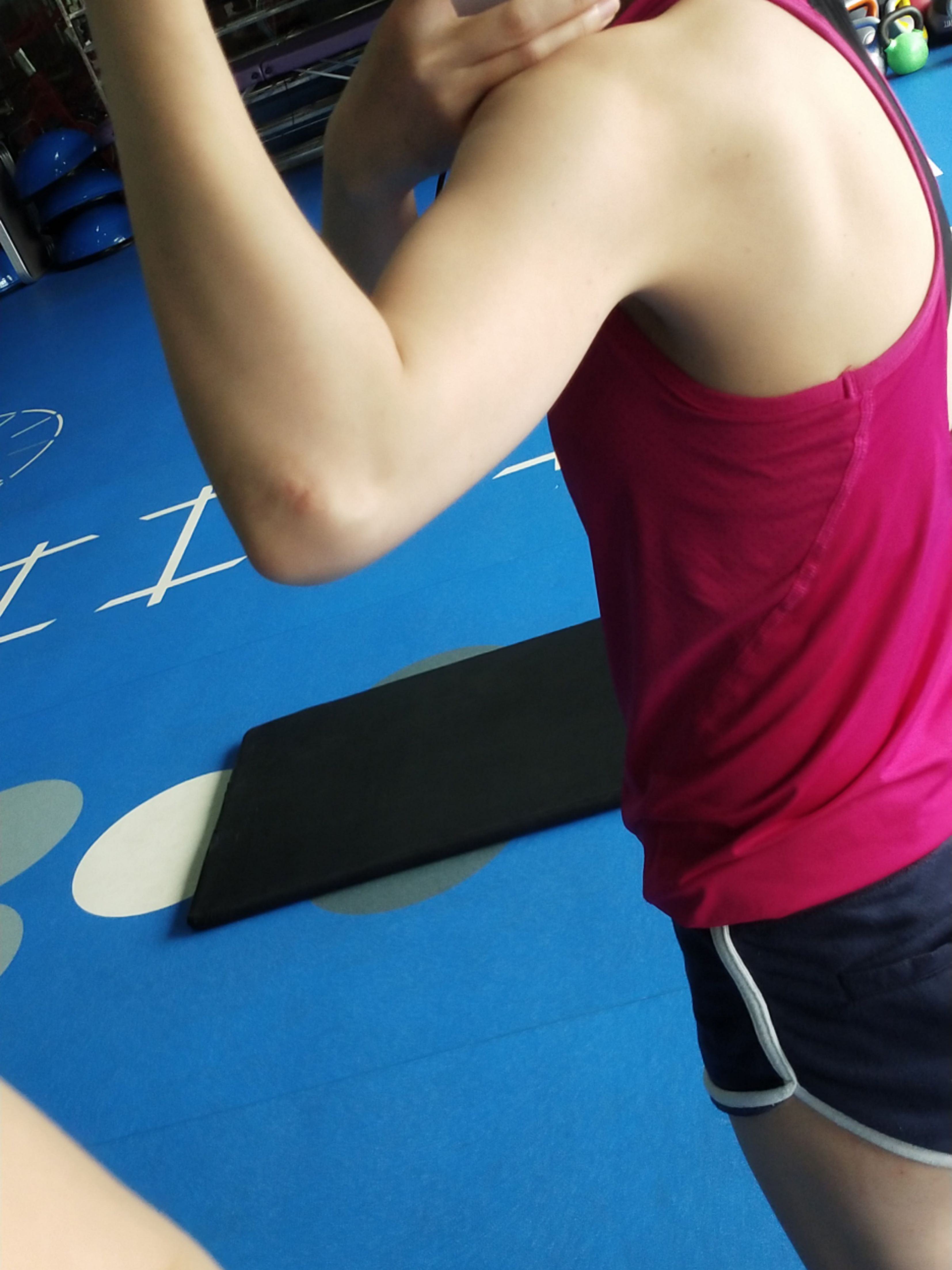 1x10 屈臂向后肩关节环绕 1x10 站姿肩部深层激活 1x10 小哑铃平地