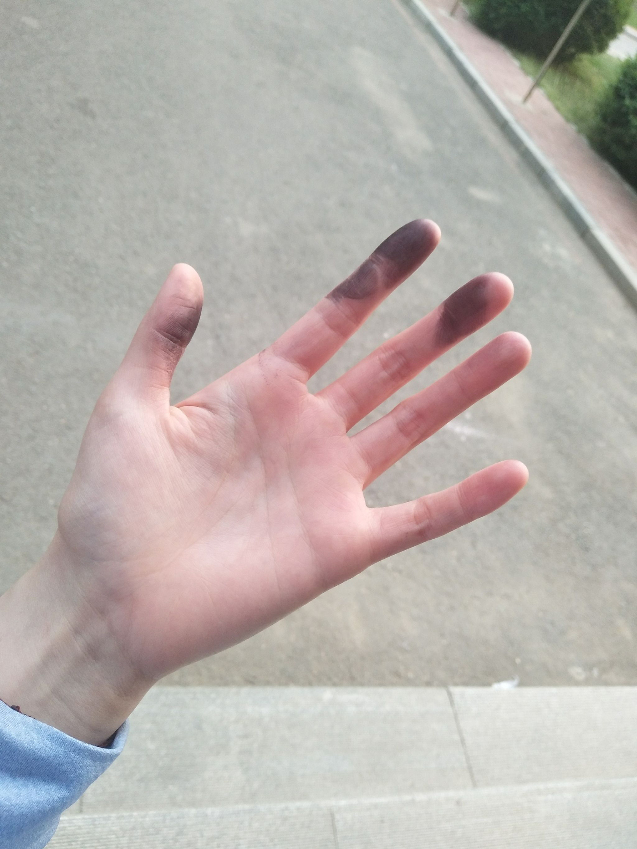 第六天,被笔油染黑的手