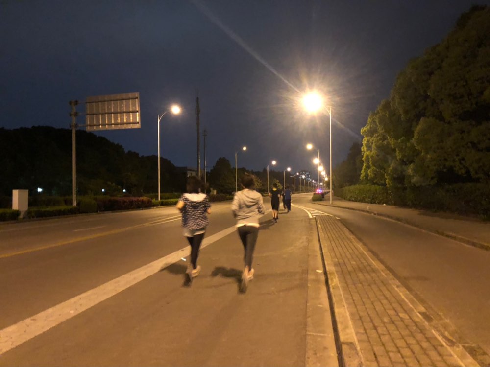 九月同学家长群夜跑 加速过量晕[囧]