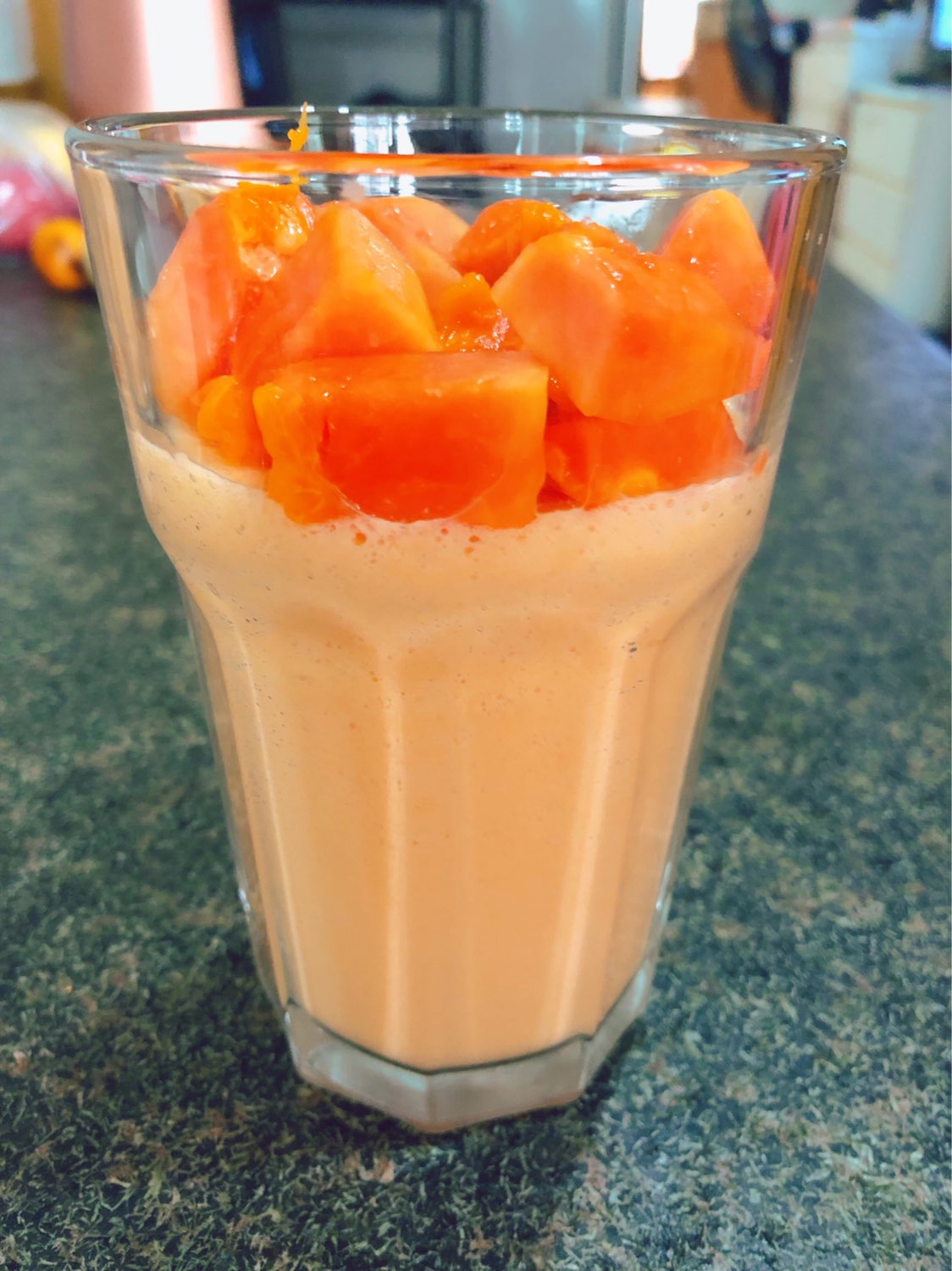 下午茶是跟着抖音自制的木瓜撞奶,不加糖的,半个木瓜200ml奶,做了两大