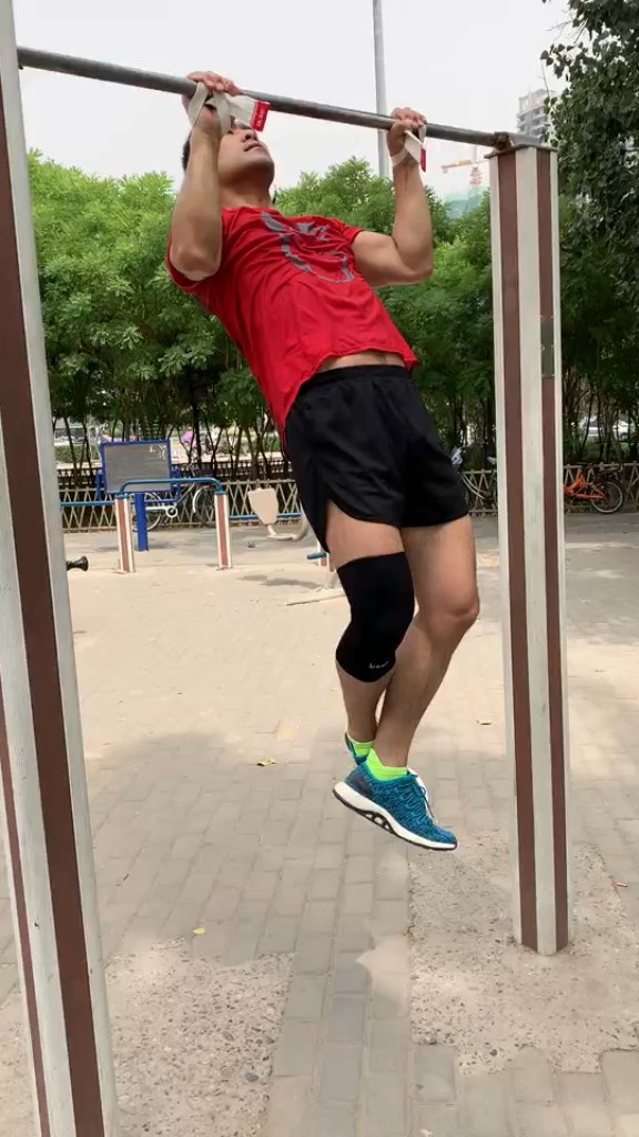 单杠一练习:引体向上,练背经典动作.