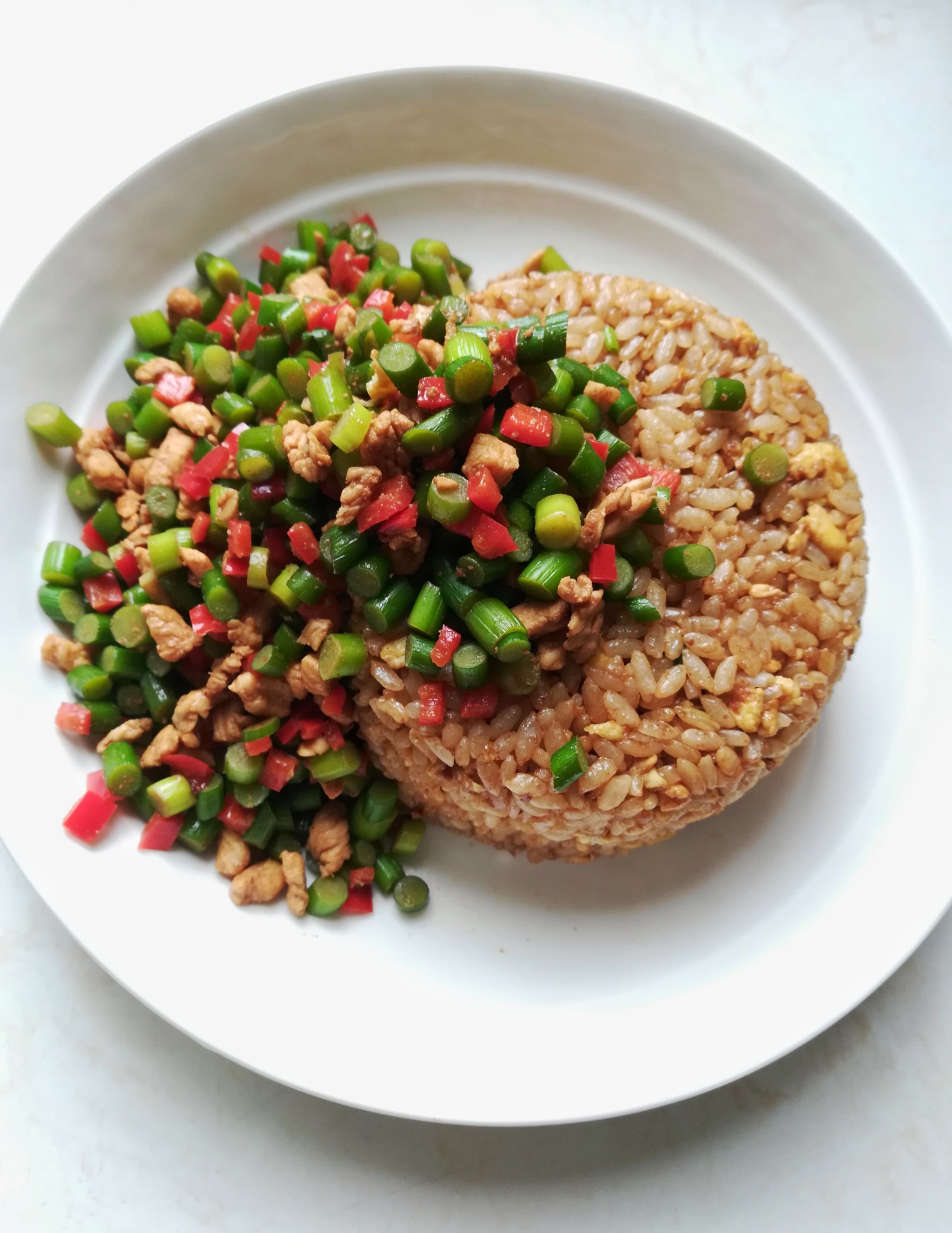 鸡丁蒜苗炒饭 炒饭通常都是把配菜和米饭混合一起炒均匀