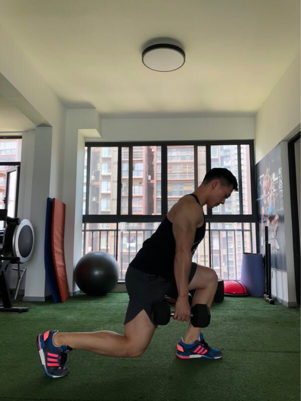 箭步蹲要怎么做才能够提高对于臀部的刺激?