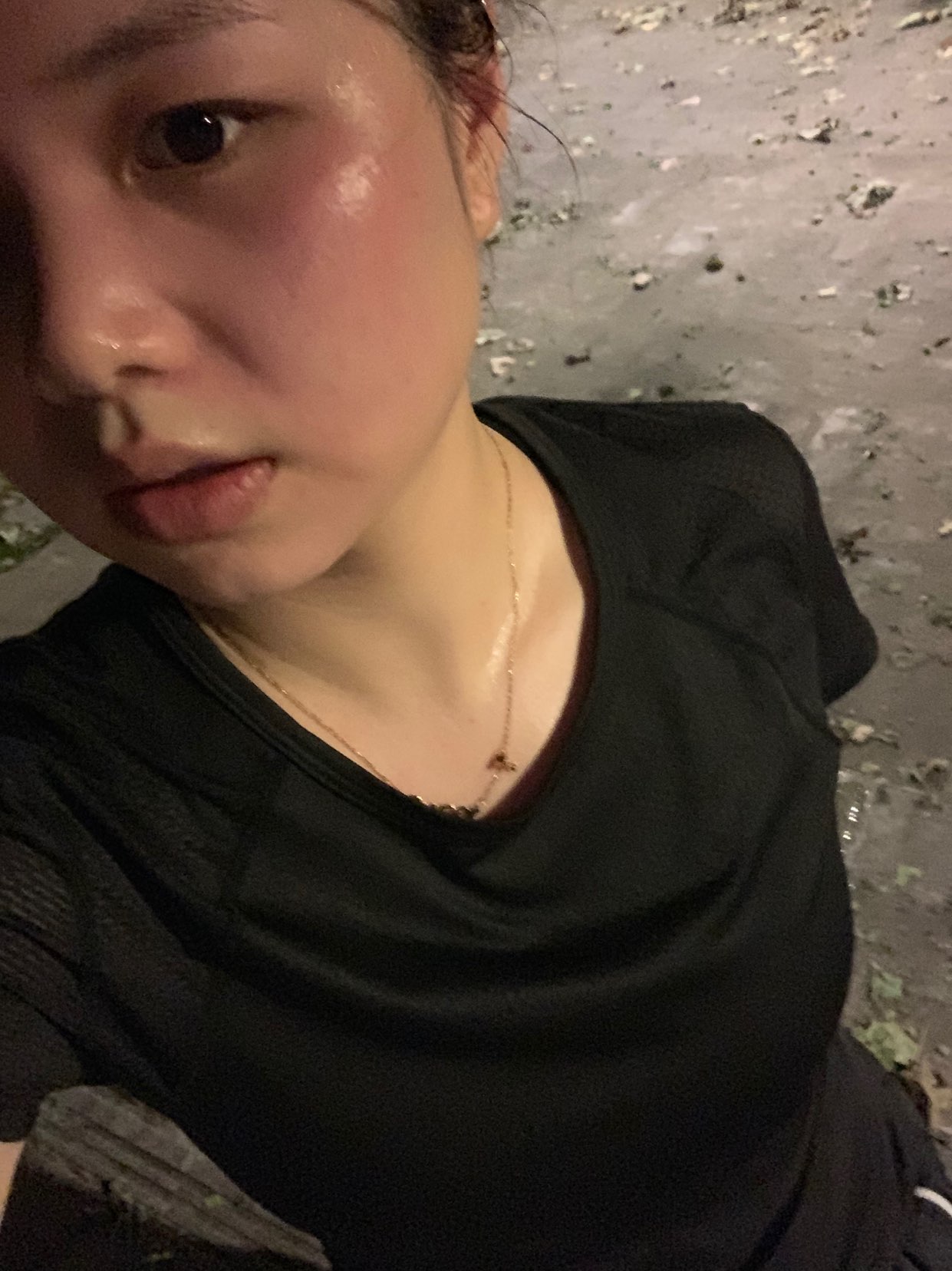 满脸通红