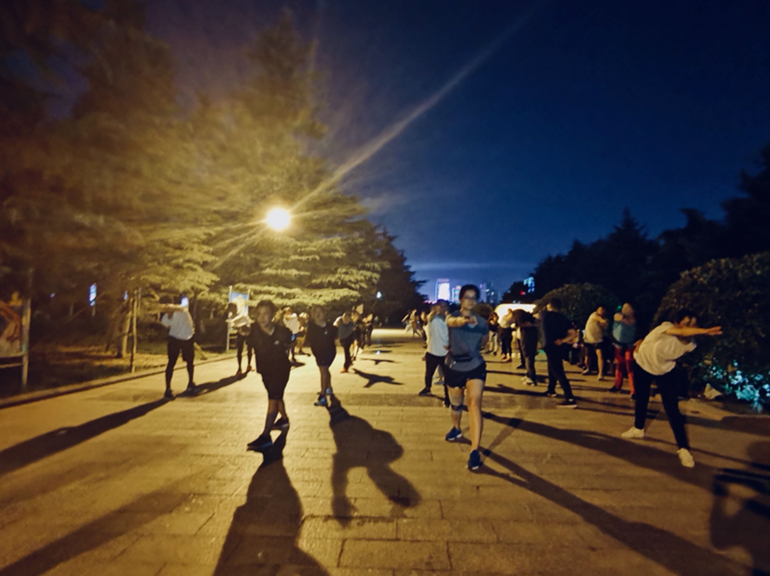 荧光夜跑团,吸引了越来越多小伙伴主动加入.