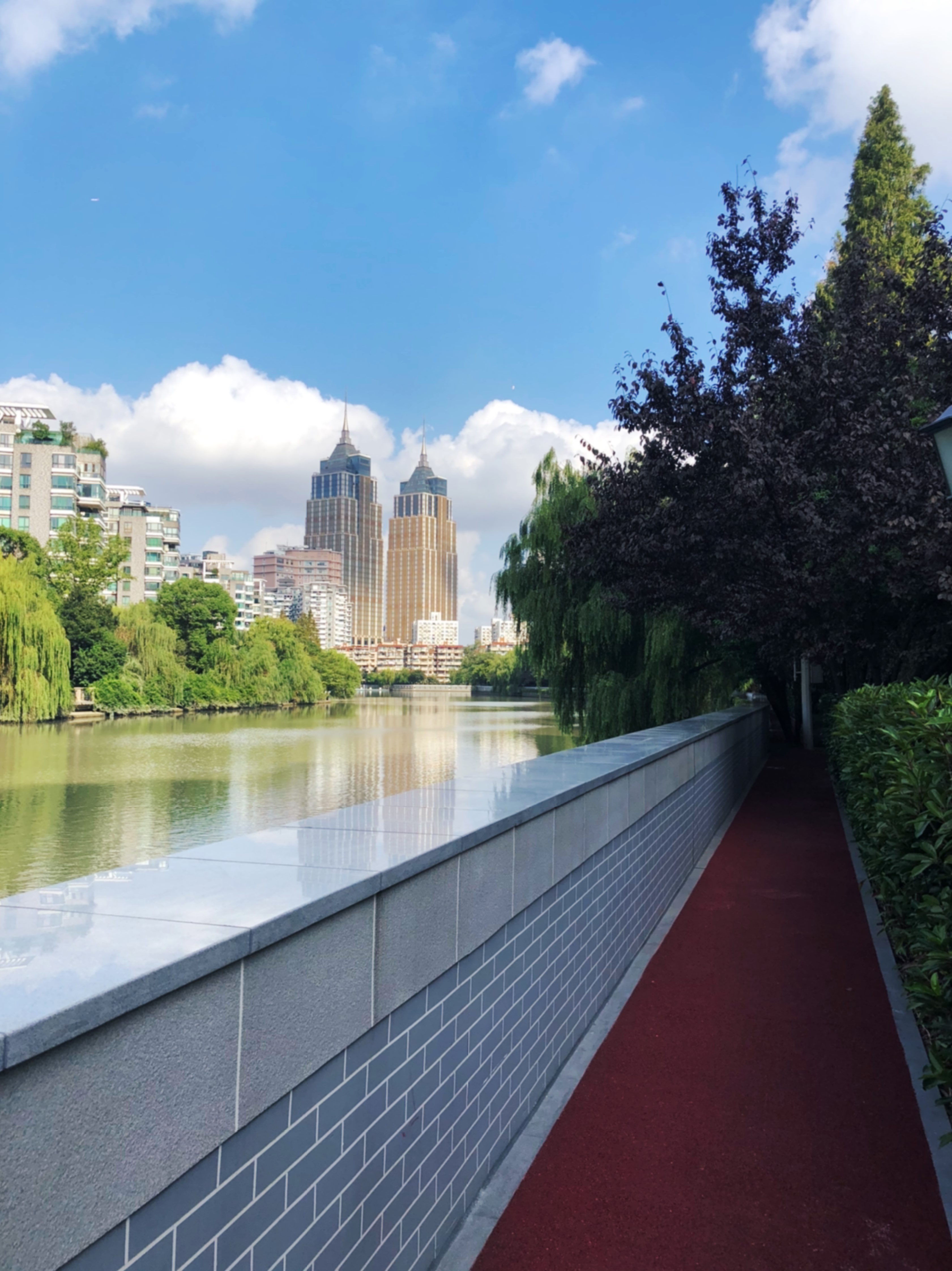 明媚的阳光 美美的苏州河畔