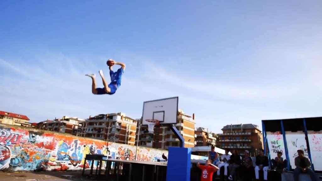 来欣赏一下花式扣篮!只有你想不到,没有扣不到!