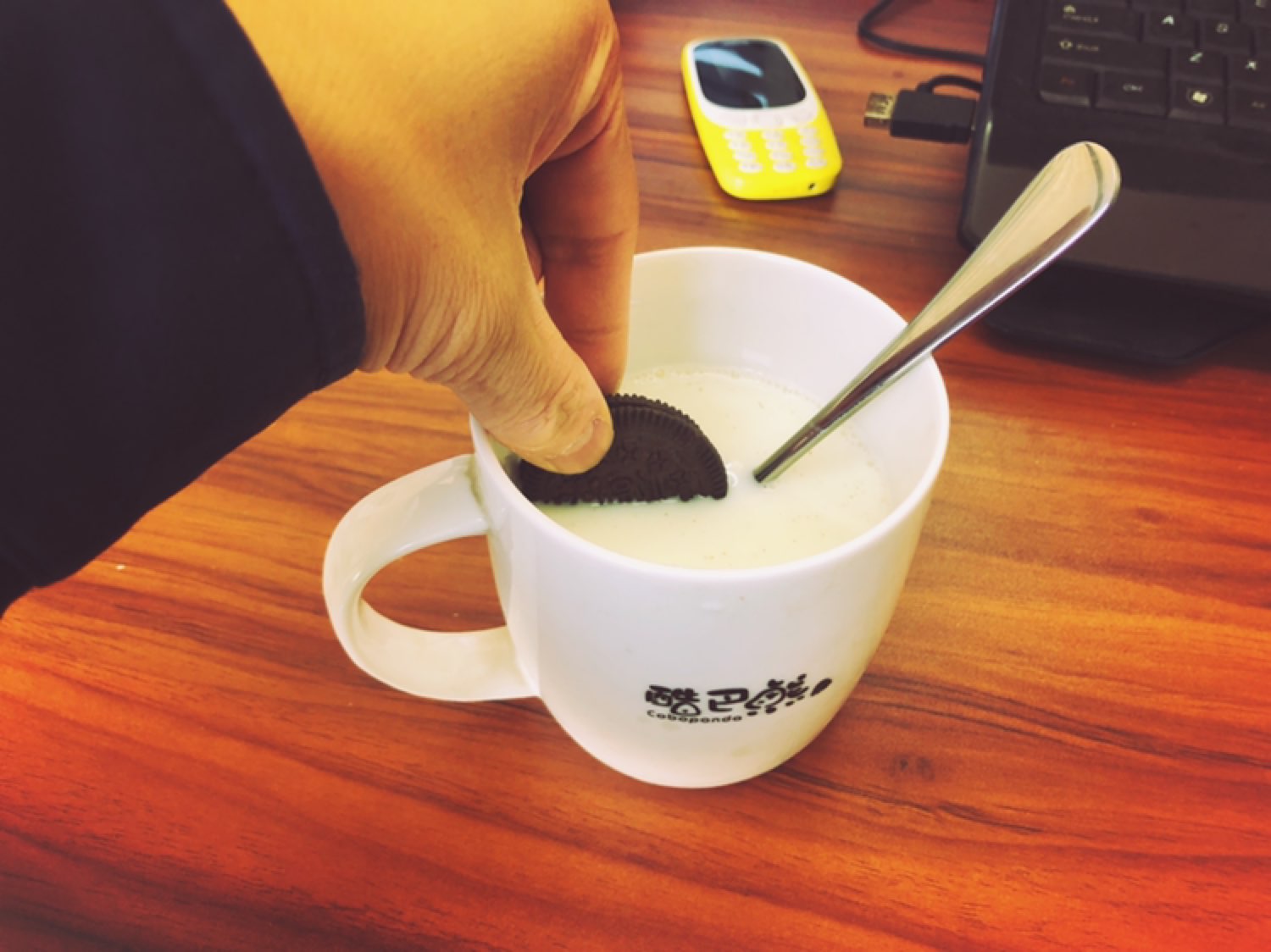 扭一扭,舔一舔,泡一泡,奥利奥果然还是配牛奶最好吃[星星眼][星星眼]