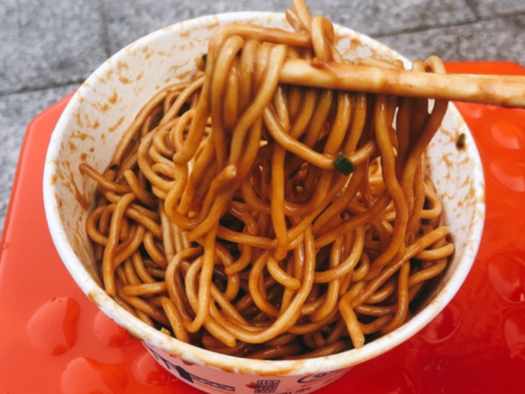 罗氏生烫牛肉热干面,曾获第二届武汉市热干面大赛第一名,而且还是盲测