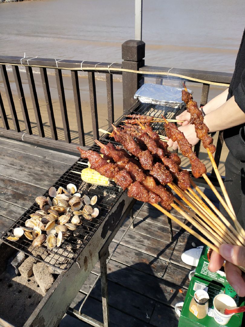 周末生活海边烧烤,晚上跑步回程的路总是好大风