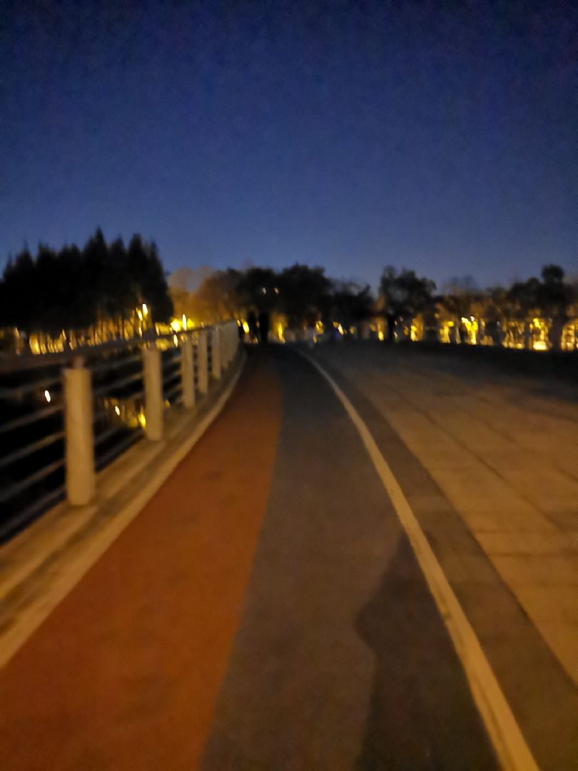 夜跑另一种减压方式 加油自己!