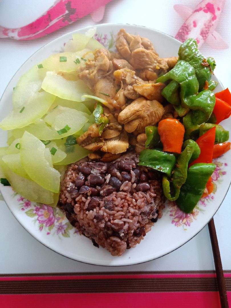 午餐主食蔬菜蛋白质摆盘图片午餐主食图片一半贝贝南瓜一份蔬菜一个