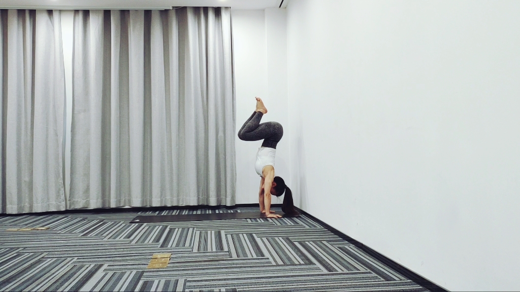 手倒立曲腿跳 今天找到一点点感觉,希望越来越好~ 手倒立跳