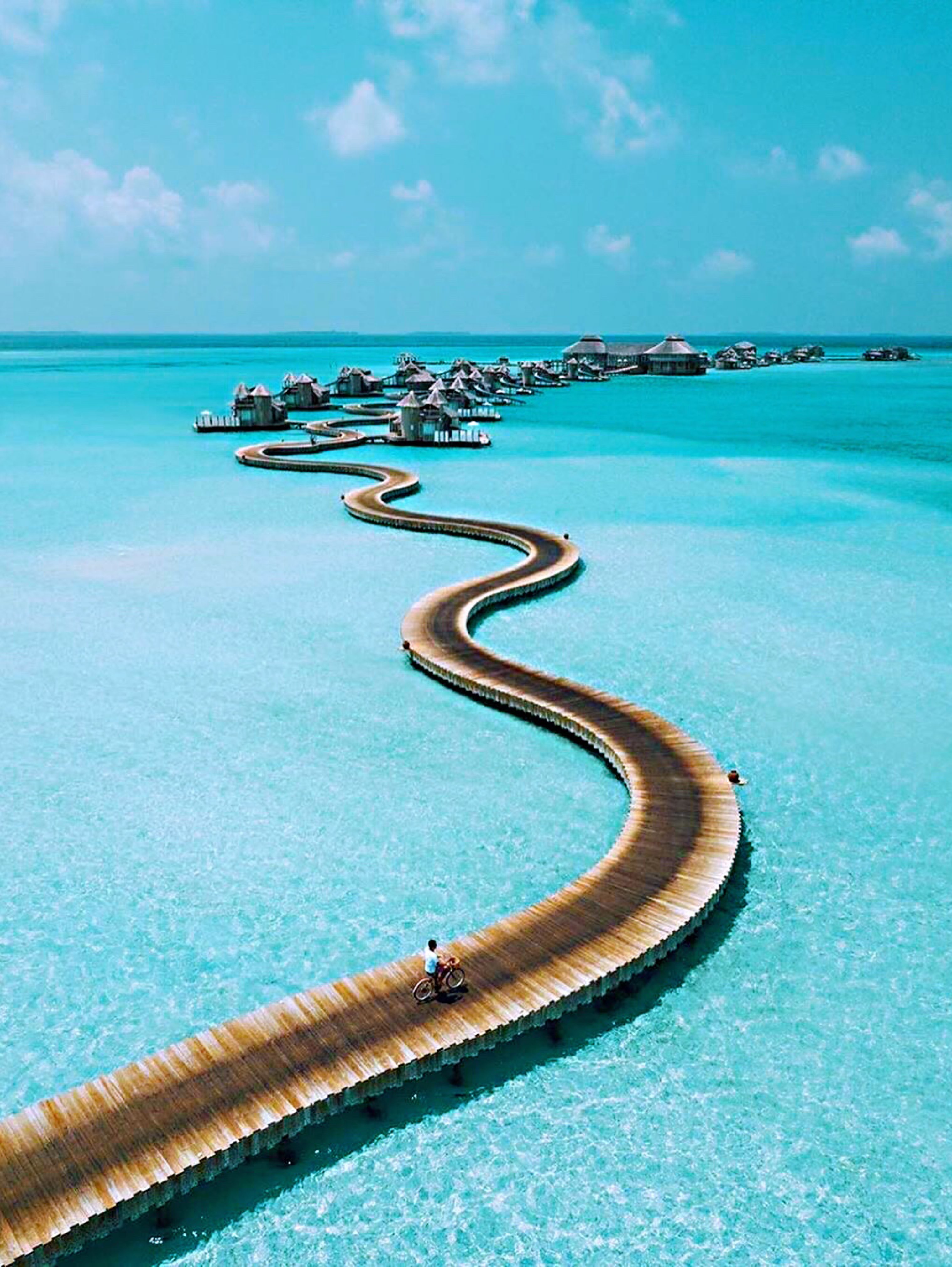 一个人想过上安逸平和的生活想要心境开阔自由无拘钱和爱缺一不可