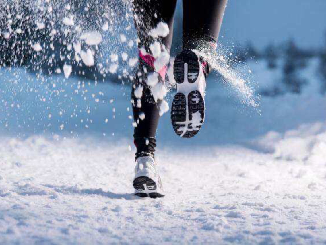 晨跑是一种美好的体验特别是寒冷的冬季世界还在沉睡你第一个踏在初雪