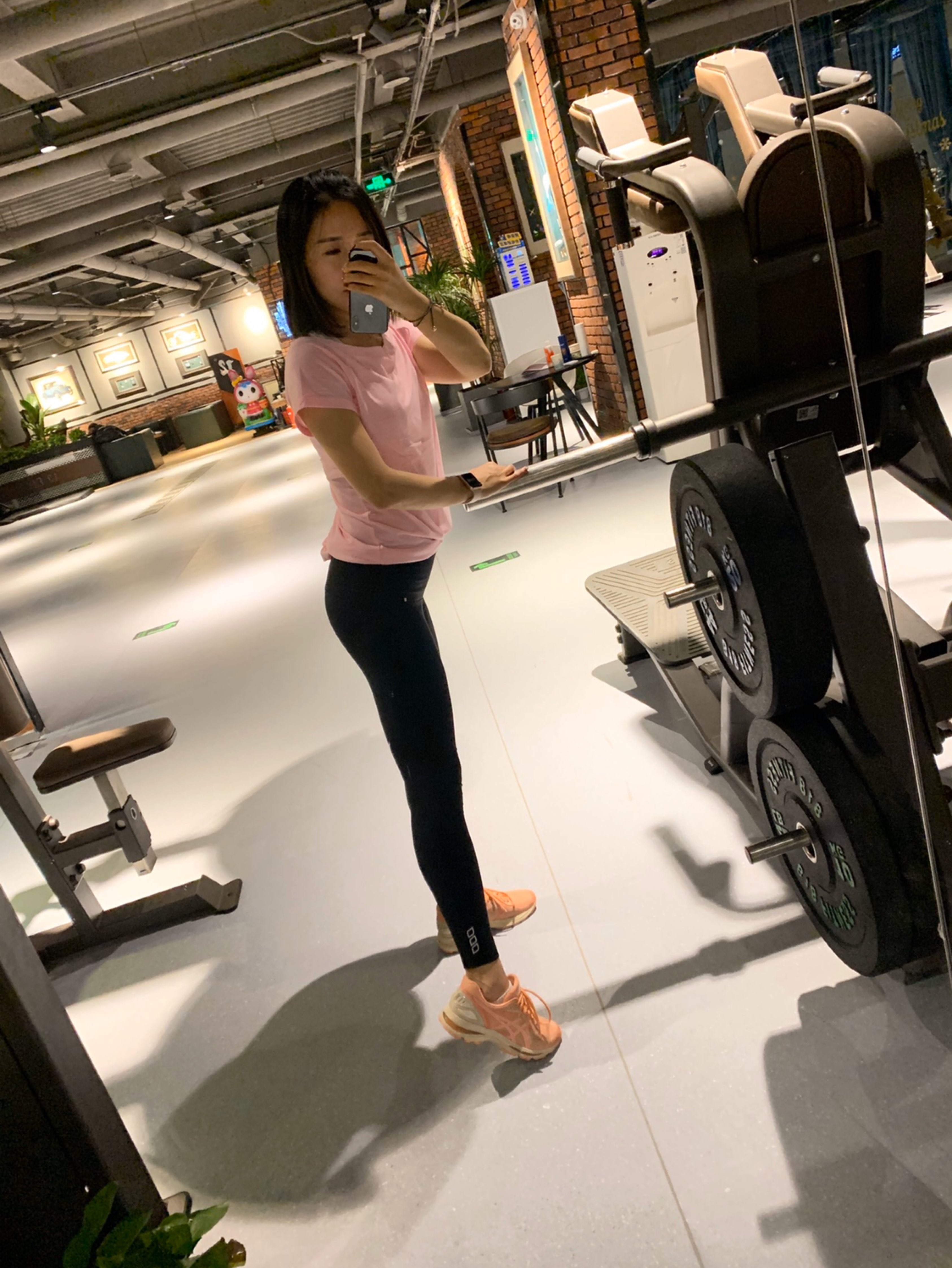 感觉最近练臀有点效果,和教练讨论如何拍出翘臀之后自拍五百张[哈哈]