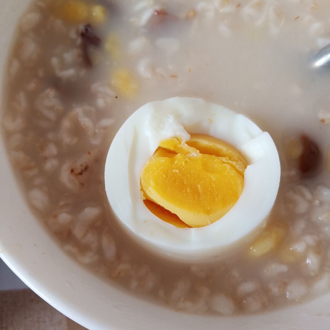 今天早上喝的板栗燕麥粥77一個煮雞蛋上午做了一些紅薯餅因為只放了