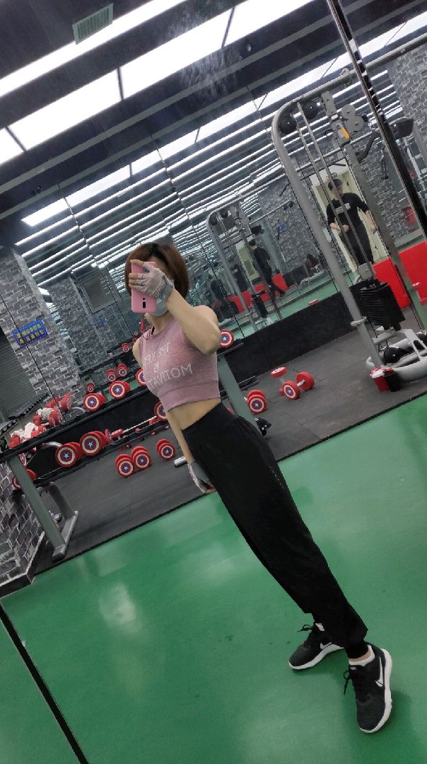 肩卡! 健身房的镜子把人显得好瘦小啊[苦笑]