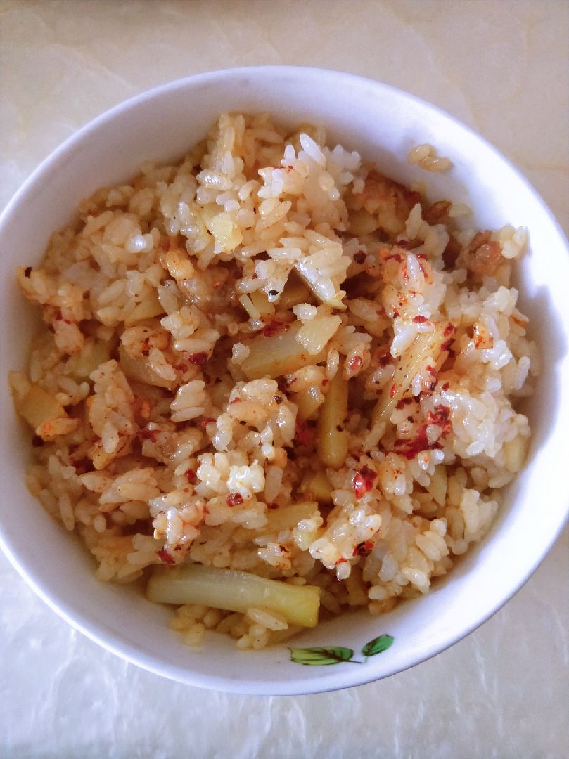 土豆拌饭,一顿能吃两碗的那种[吐舌],在家主食真是没法少吃[苦笑]