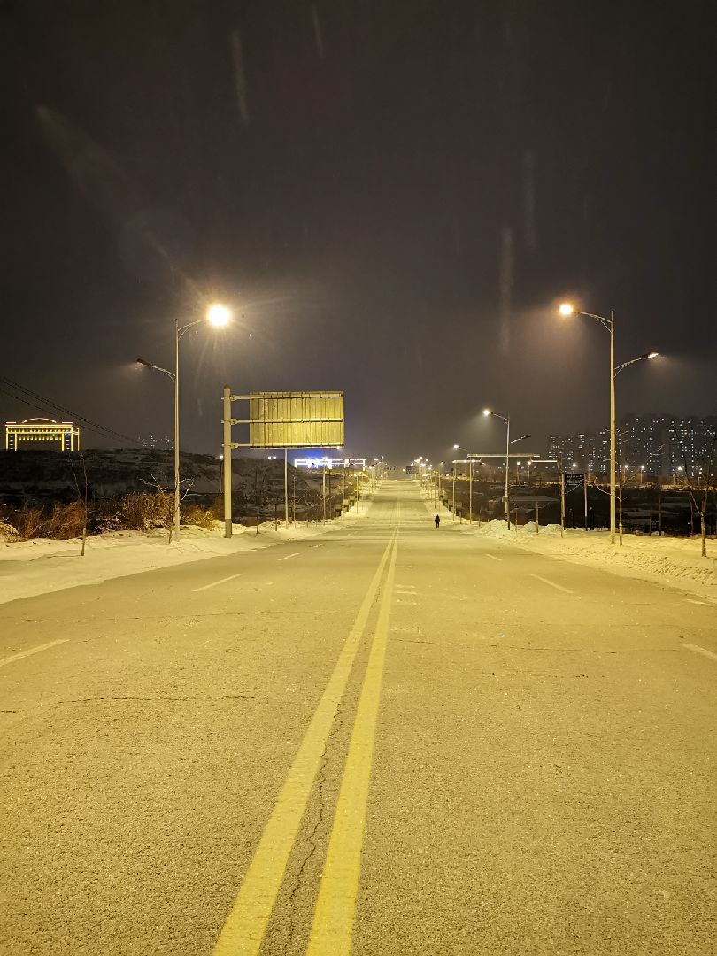 空无一人的街景,目之所及皆回忆,心之所想皆过往.愿我的城市快快苏醒