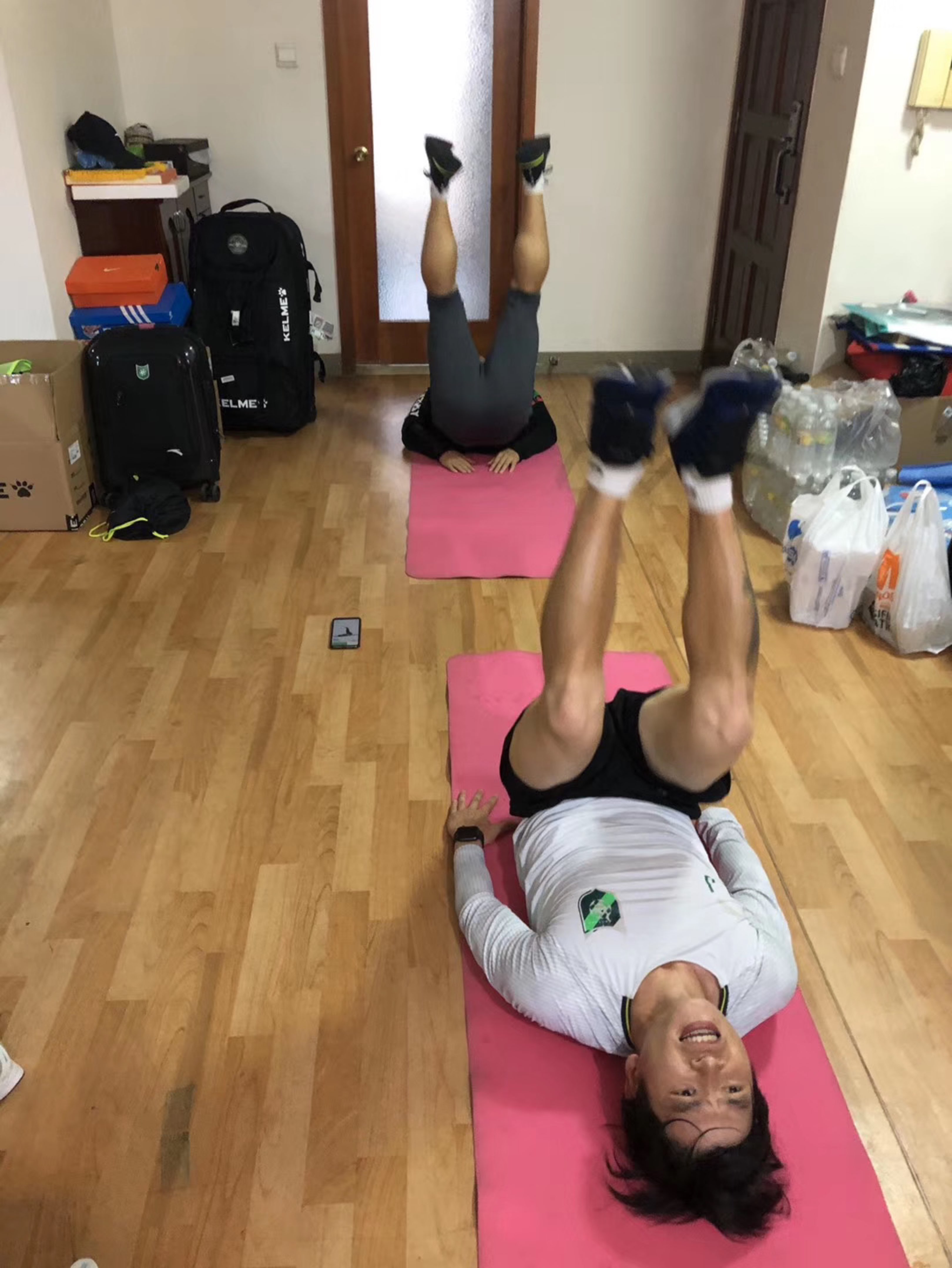 翘曲卷腹转体 1x15 仰卧交替抬腿 1x30" 支撑侧提膝 1x16 仰卧风车 1x