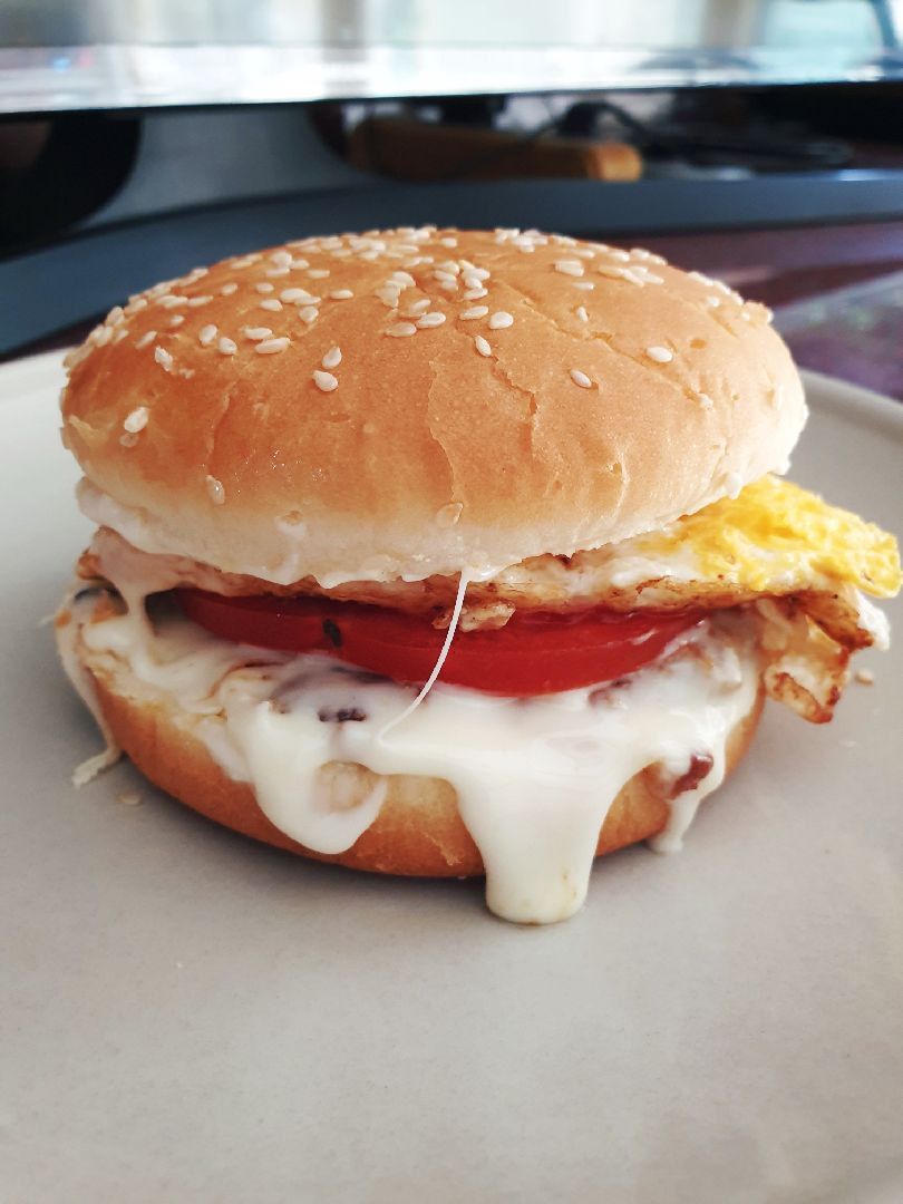 今日早餐:芝士牛肉蛋堡.