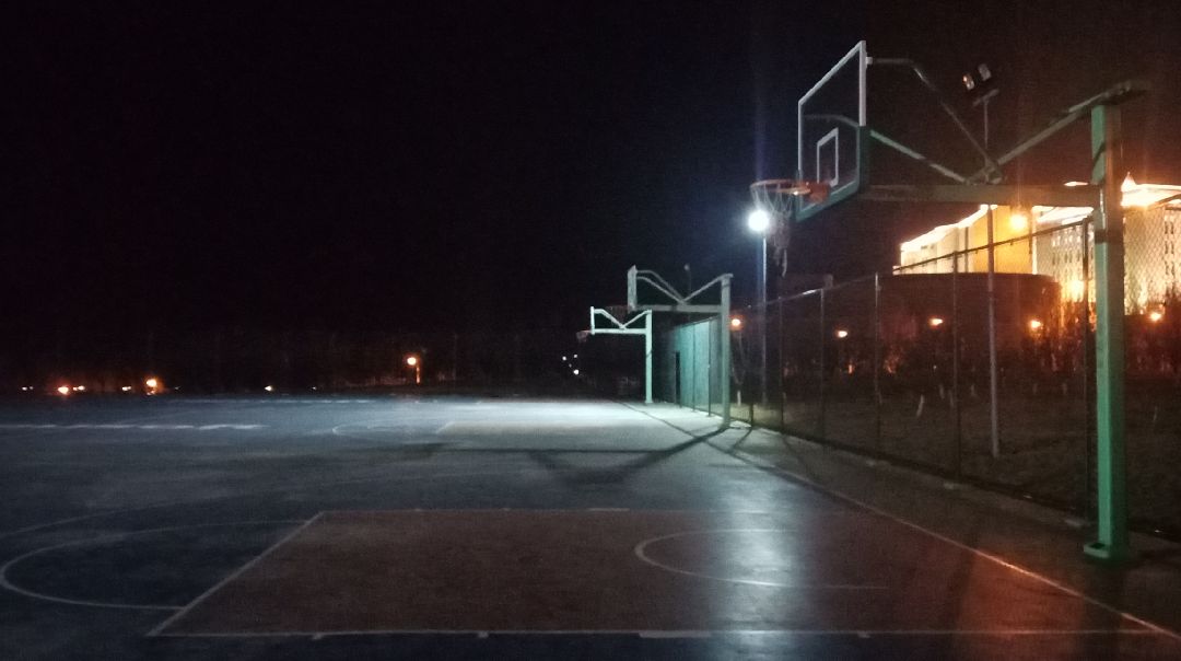 一个人夜晚篮球场图片图片