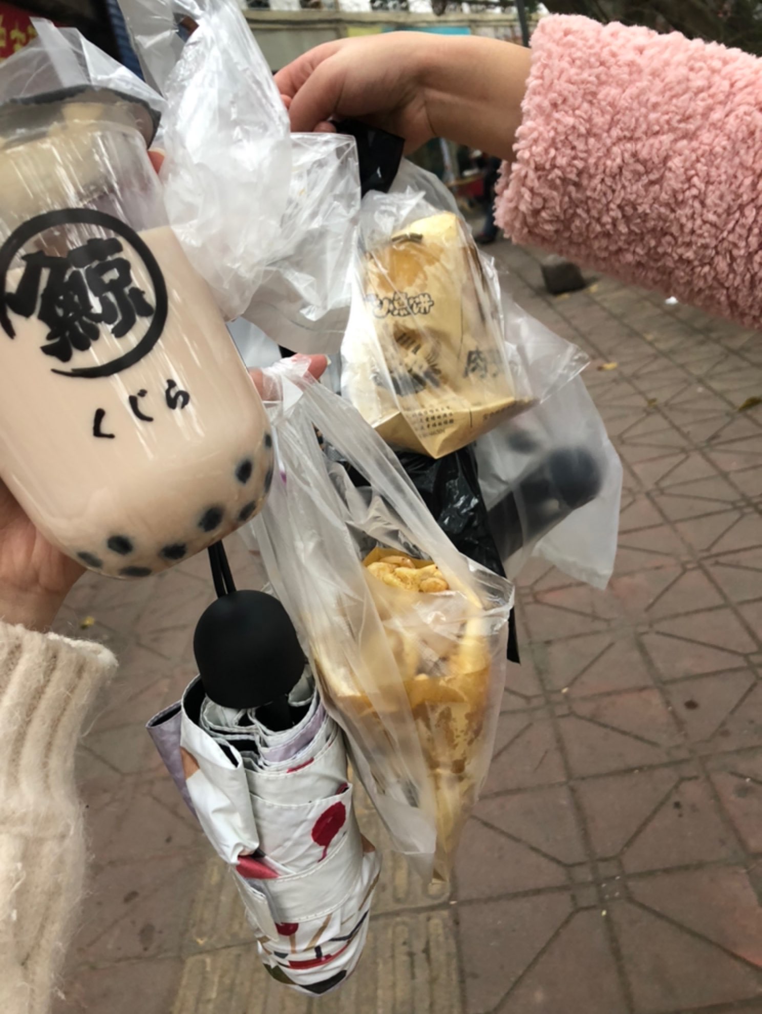 今天沒忍住出門跟閨蜜買了很多好吃的,奶茶肉夾饃啥的,估計體重會反彈