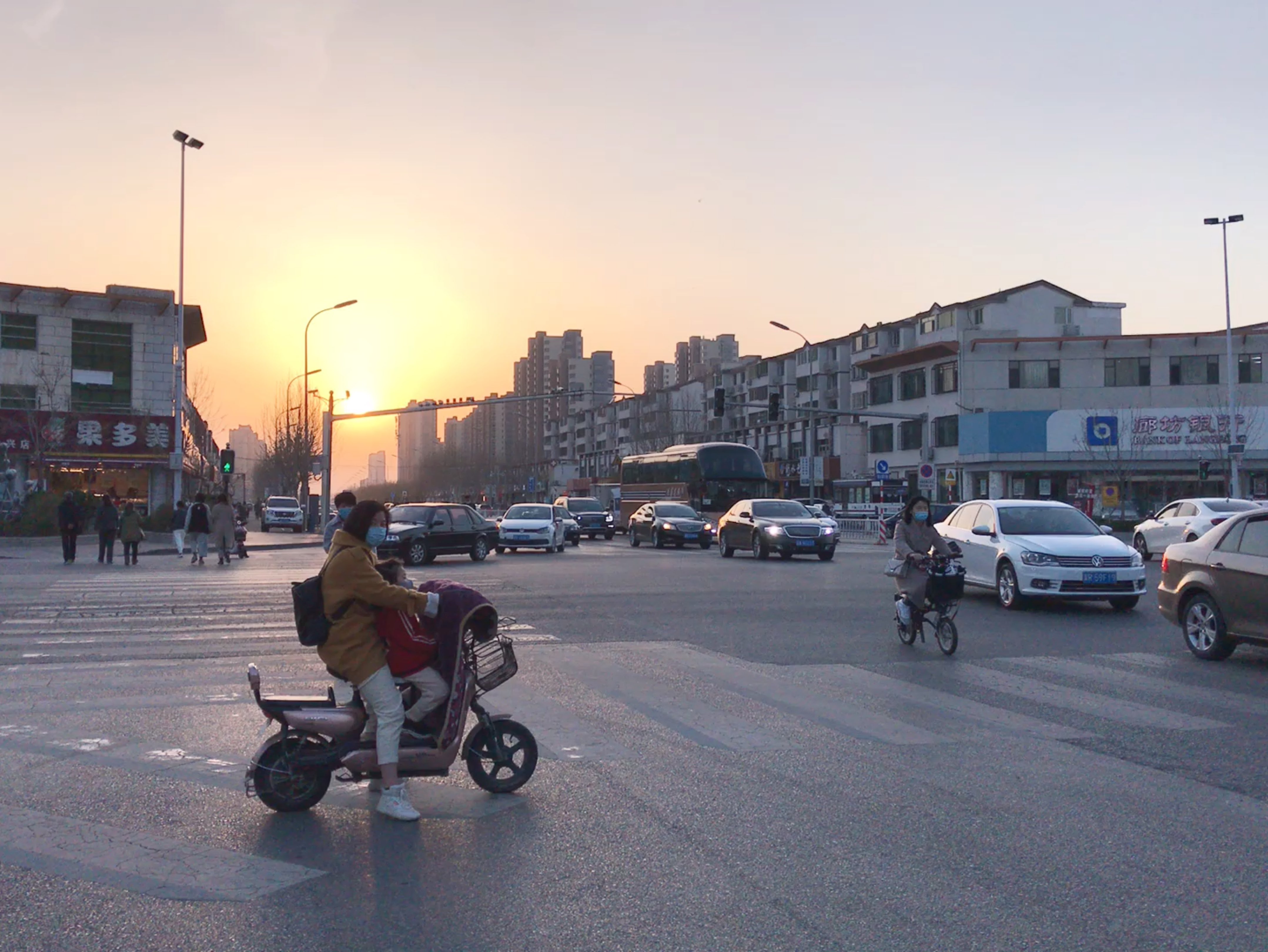 下班路上人渐渐多起来了