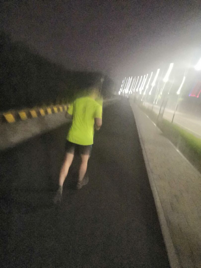 夜跑路上,遇到好看的壯大叔做陪跑,也是一種動力耶!