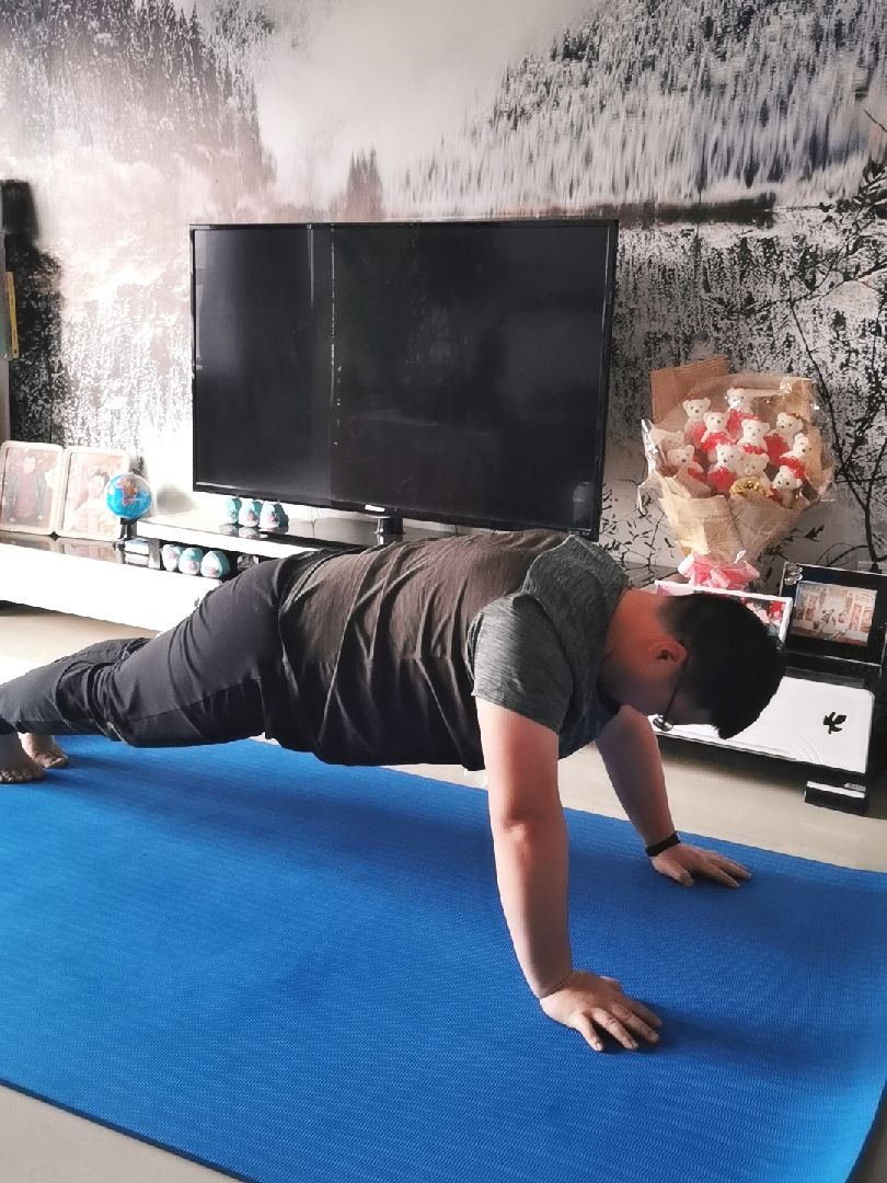 每天30个俯卧支撑,30个仰卧起坐,一万步走路,打卡,hold on!