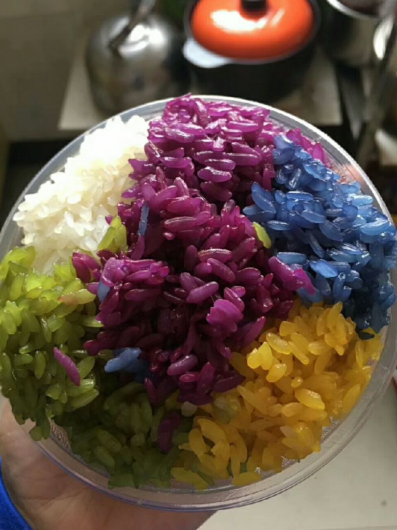 三月三,彩色糯米饭