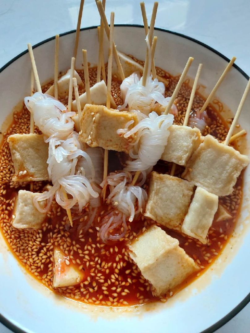 【钵钵鸡风味煮块】鱼豆腐,魔芋等煮熟,放入钵钵鸡调料,用凉白开调好.