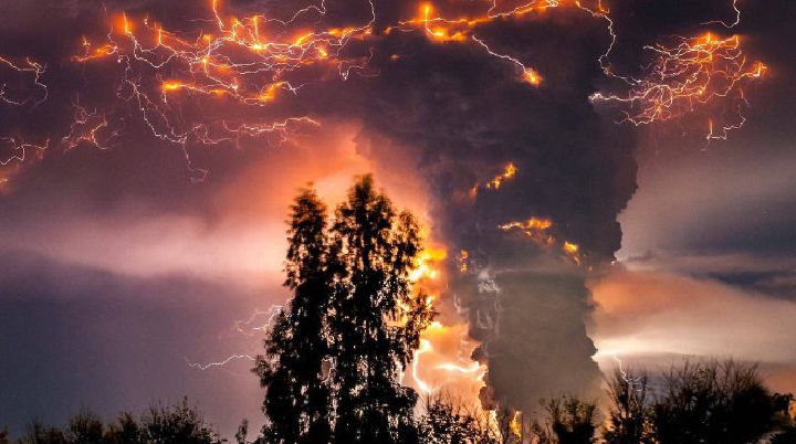 闪电与喷发的火山碰撞的瞬间 .