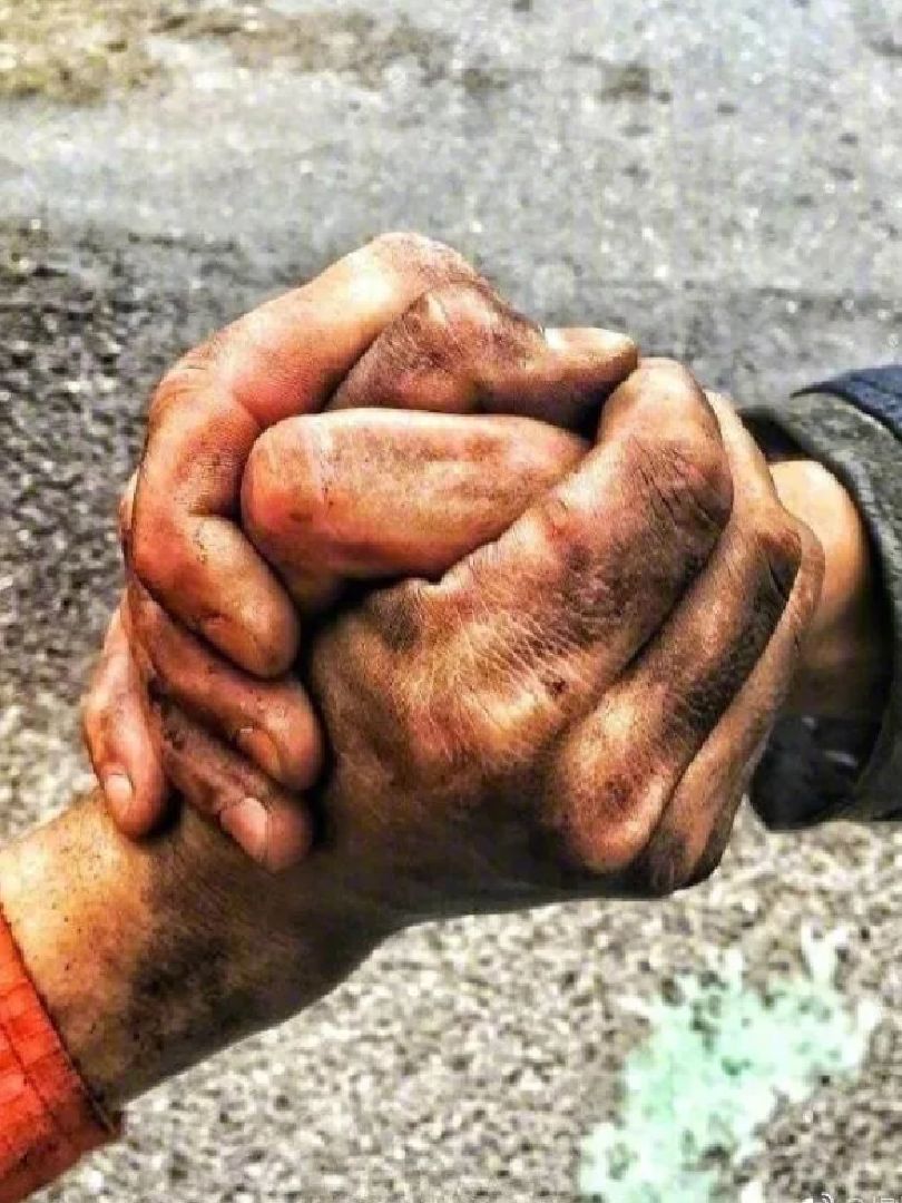 你看不见黑暗,是因为他们用血肉之躯,把黑暗挡在身后