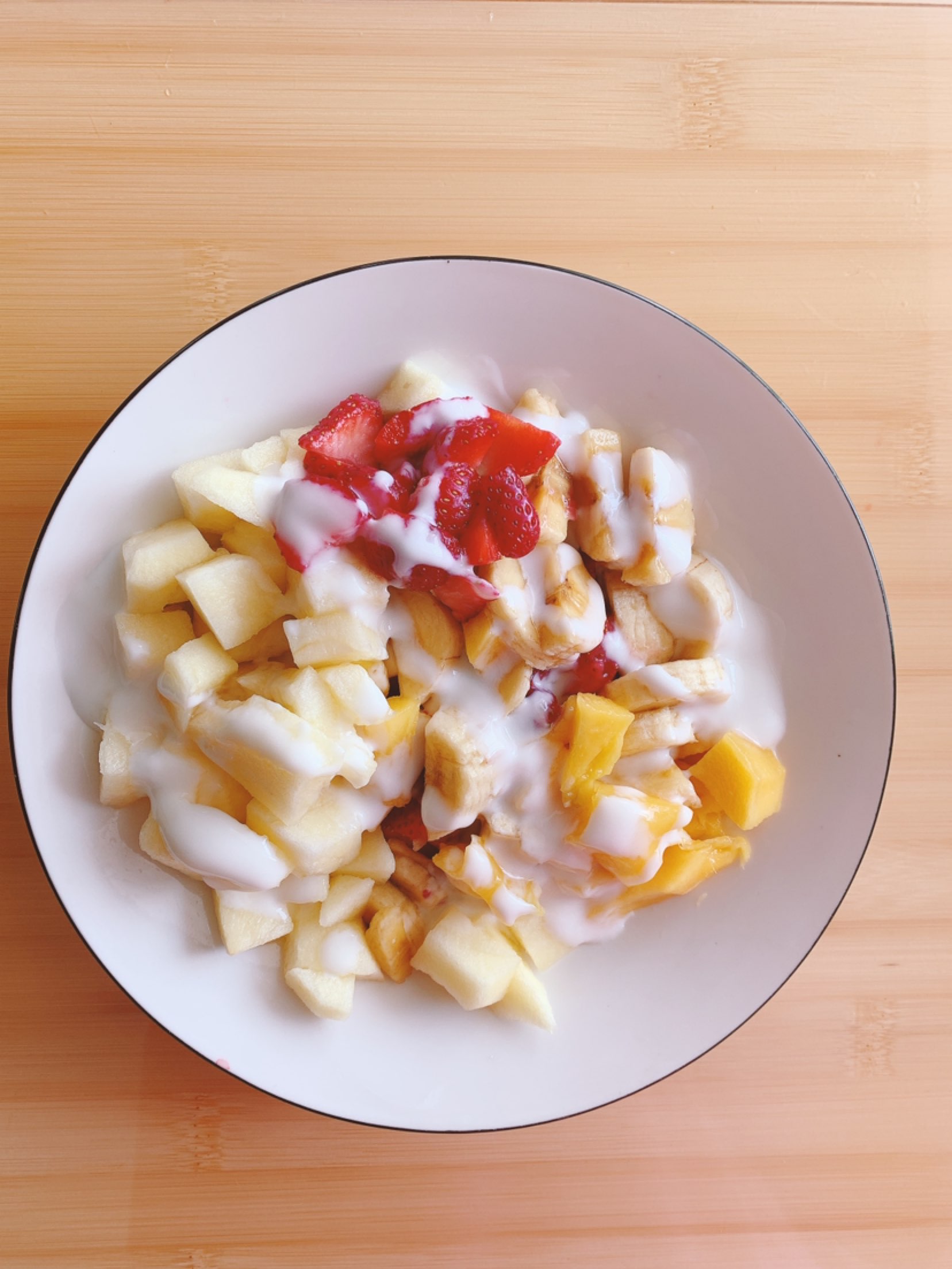 叮～ 今天天空很蓝心情很好 中午做的水果沙拉 吃酸奶香蕉补充能量还